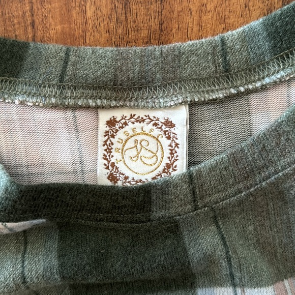 Cute top - Picture 2 of 2